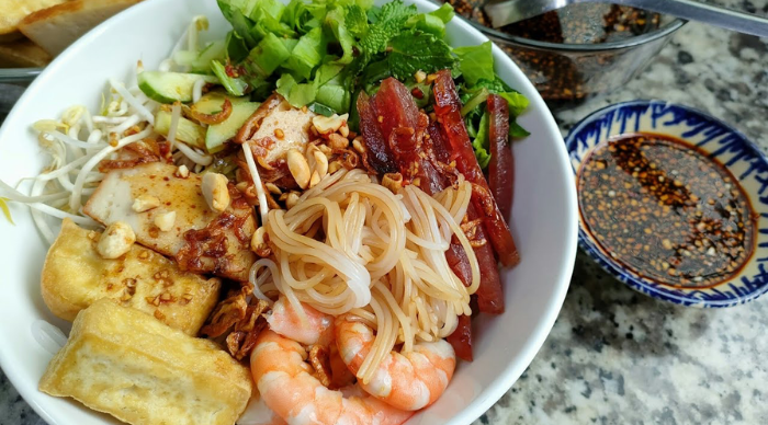 Bún trộn xì đâu-tom-lạp xưởng